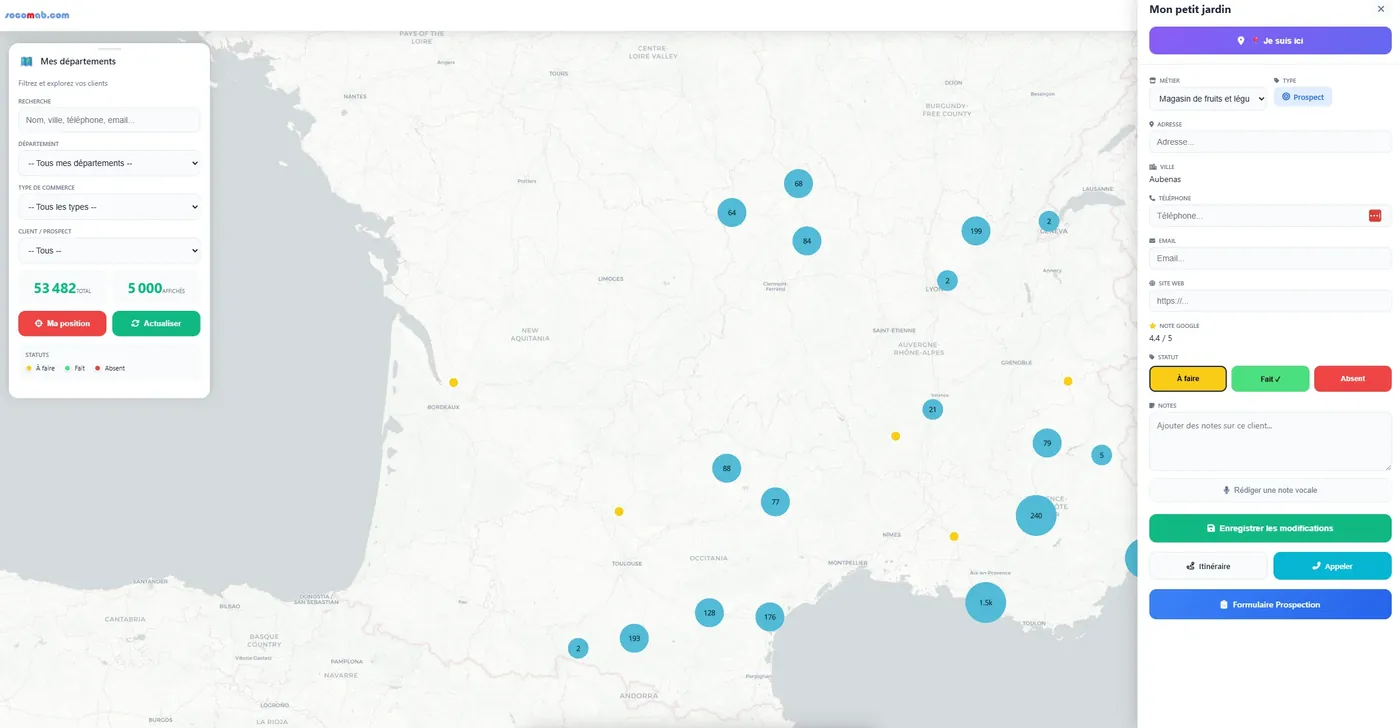 La carte de France dans l'application : les clients et prospects regroupés en pastilles numérotées, avec le panneau de filtres par département sur la droite